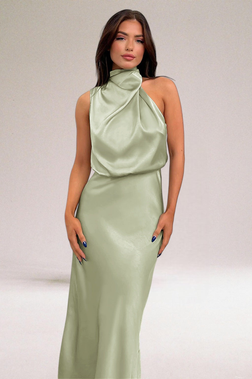 Abito con scollo a V in raso glamour