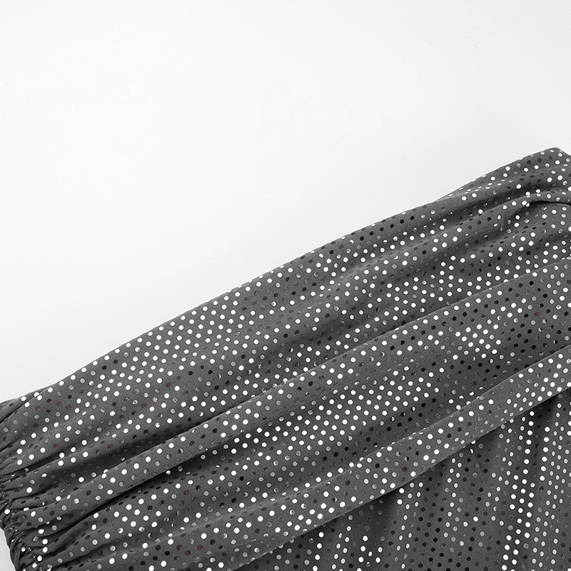 Abito a maniche lunghe con spalle scoperte e glitter