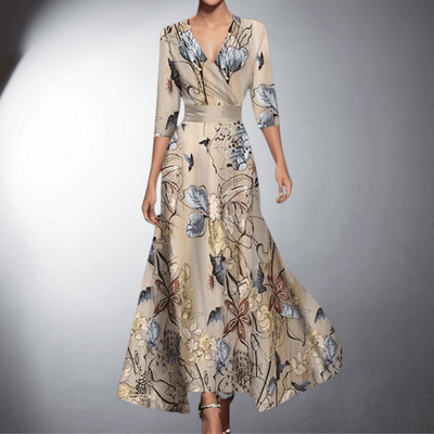 Elegante abito da sera con ciondolo floreale