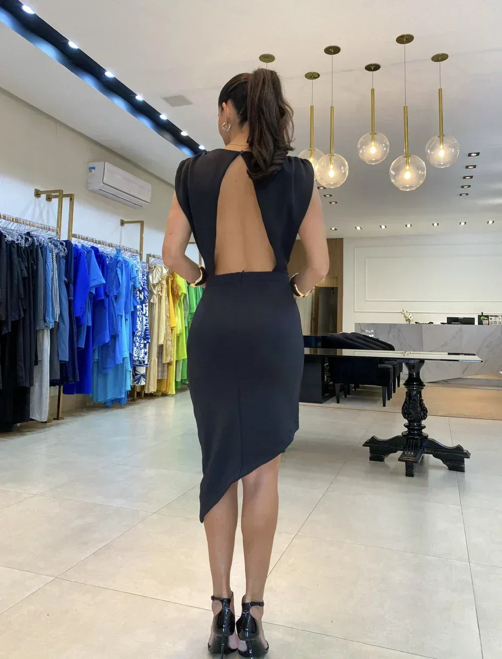 Elegante abito dal taglio asimmetrico