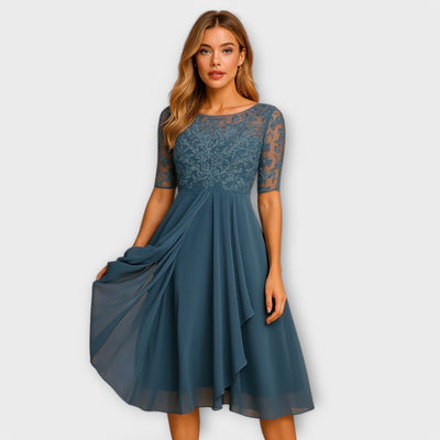 Abito classico in chiffon e pizzo con scollo a barca