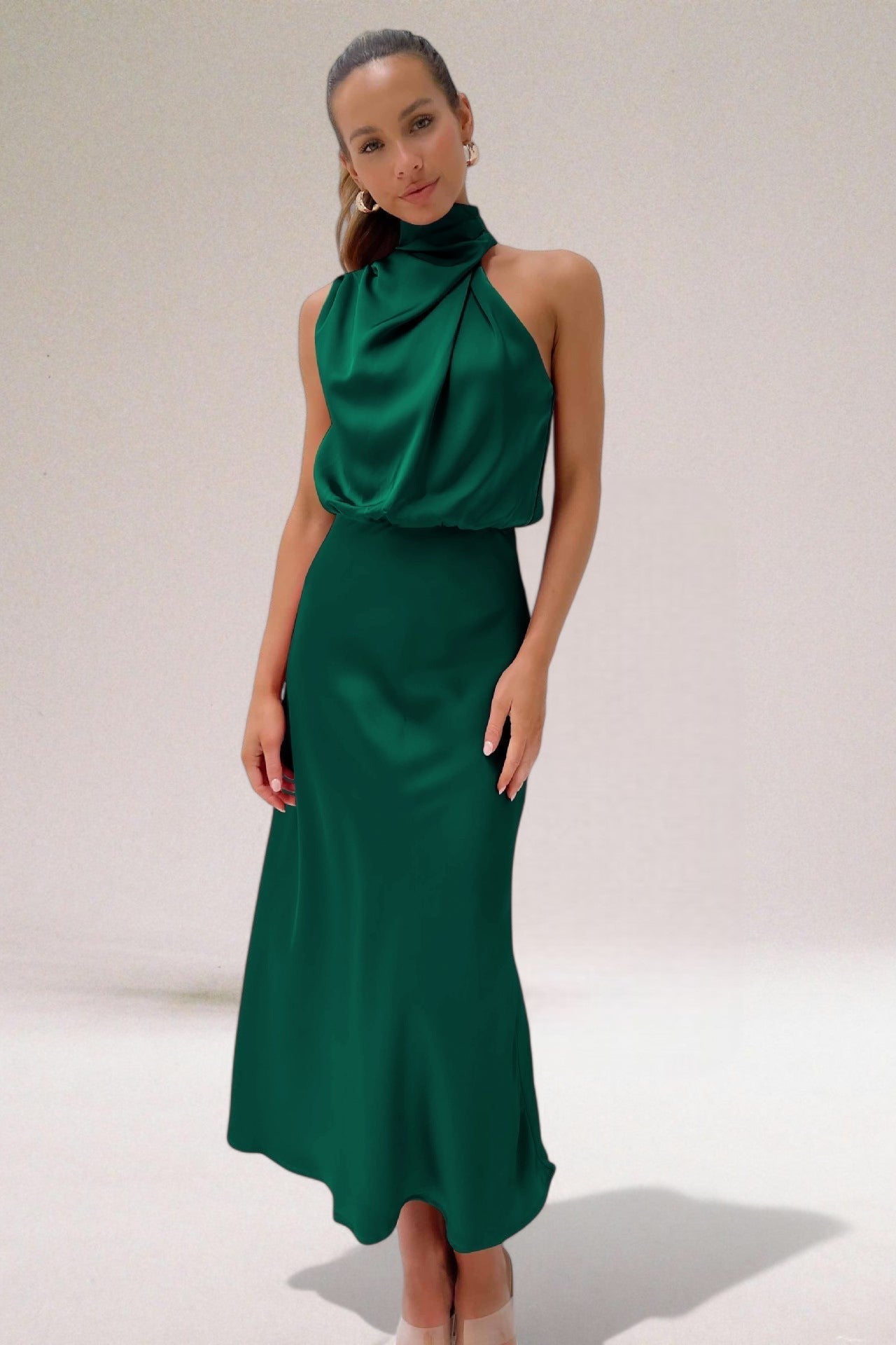 Abito con scollo a V in raso glamour