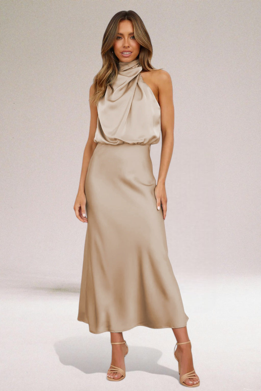 Abito con scollo a V in raso glamour