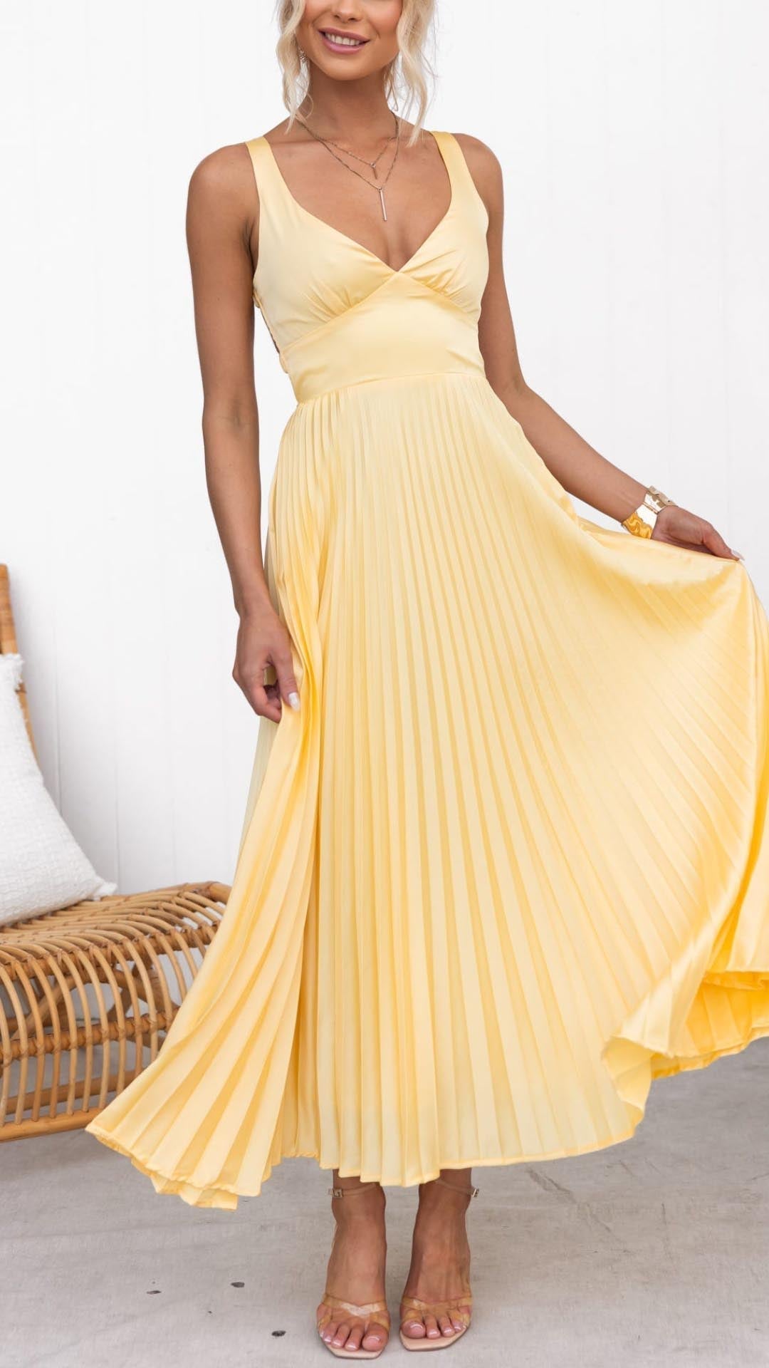 Abito lungo giallo plissettato con scollo a V
